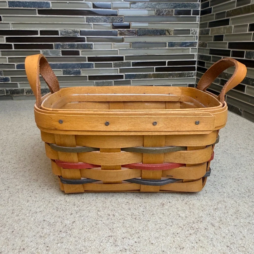 VTG Longaberger 1995 Handwoven Basket w/ Leather Handles & Plastic Liner 7